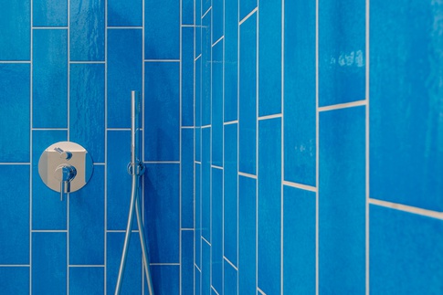 Bagno in stile contemporaneo di 15 di Re-Built Studio