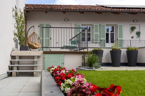 Terrazza in stile contemporaneo di 92 di Studio MAC