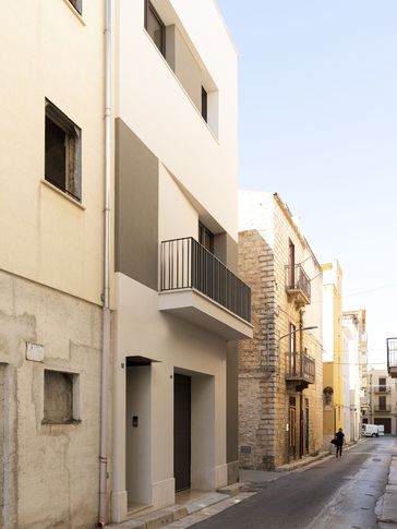 Facciata in stile contemporaneo di null di valeria ingrao architetto