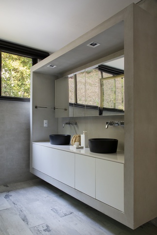 Bagno in stile tropicale di 13 di Martini & Partners