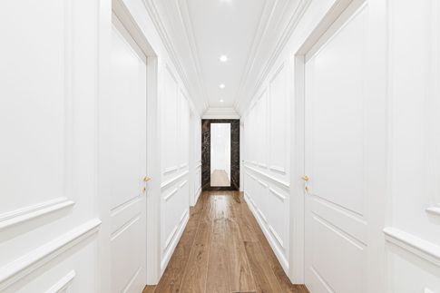 Corridoio in stile classico di 10 di Salvatore Sito Interior Designer