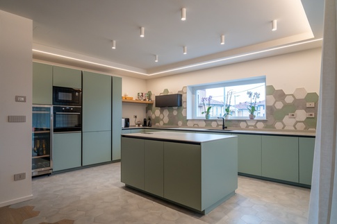 Open Space in stile nordico di 100 di Lorena Beccaria Interiors