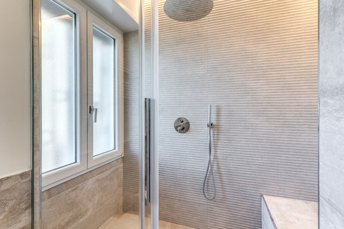 Bagno in stile contemporaneo di 4 di MOB Architects Bagno in stile contemporaneo di 4 di MOB Architects