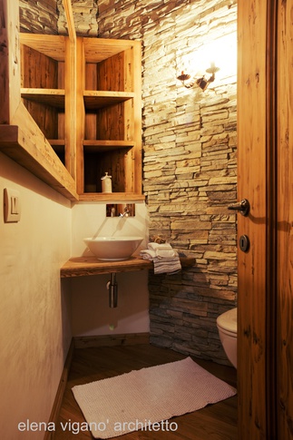 Bagno di Servizio in stile rustico di 6 di Elena Vigano' Architetto Bagno di Servizio in stile rustico di 6 di Elena Vigano' Architetto
