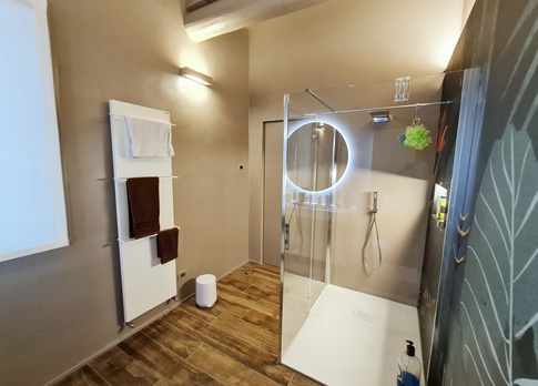 Bagno in stile moderno di 6 di Distretto Lab