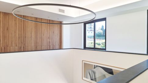 Corridoio in stile contemporaneo di 100 di ValentinaZoccoArchitetto