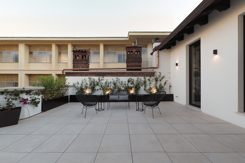 Terrazza in stile moderno di 40 di Desearq studio - architettura e interior design