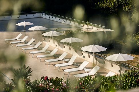 Piscina in stile contemporaneo di 1 di Lorenzo Franzi | Fotografia