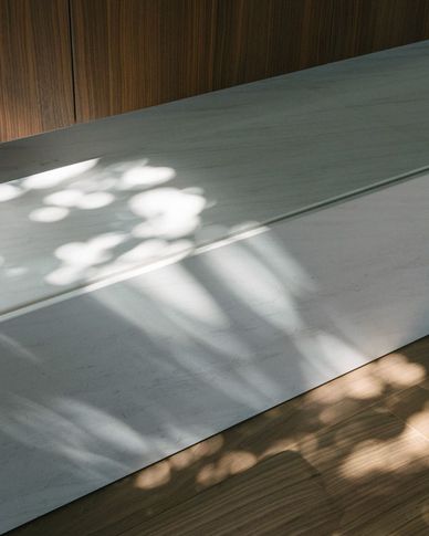Soggiorno in stile minimal di 50 di Didonè Comacchio Architects