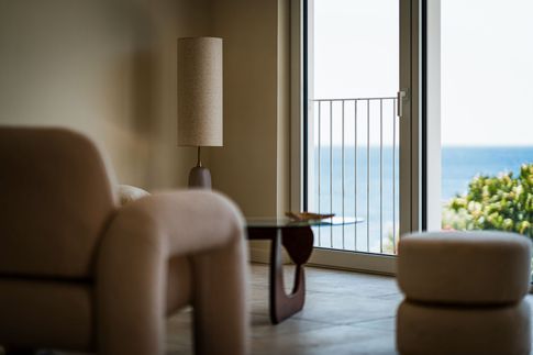 Soggiorno in stile mediterraneo di 30 di Eligio Torre Design Office