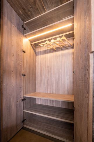 Camera da Letto in stile moderno di 15 di Design Alpino