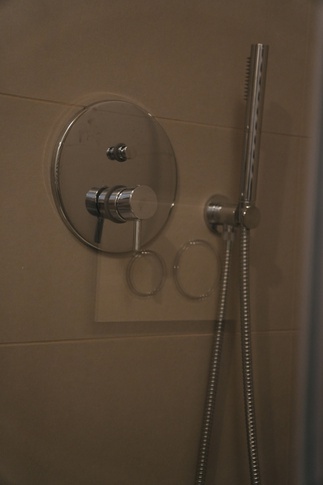 Bagno in stile moderno di 3 di Rinnova Home 3d Bagno in stile moderno di 3 di Rinnova Home 3d