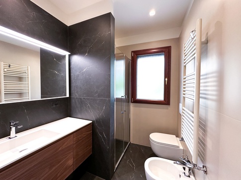 Bagno in stile contemporaneo di 4 di Studio Gaetano Riccardelli