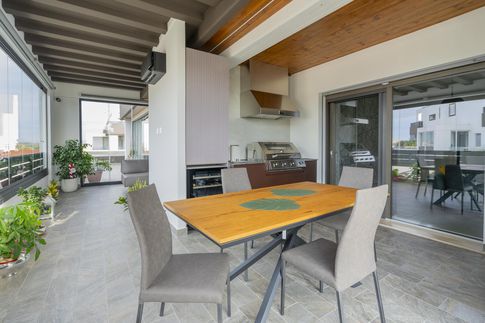 Terrazza in stile contemporaneo di 20 di Roberta Piva | Fotografia di interni