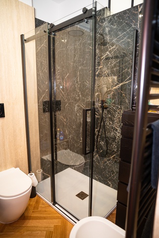 Bagno in stile minimal di 5 di Jessica Damiani architetto