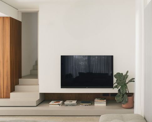 Soggiorno in stile minimal di 30 di Didonè Comacchio Architects