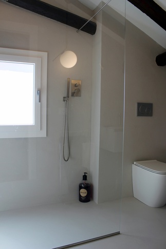 Bagno in stile contemporaneo di 5 di Moltefacce SRL