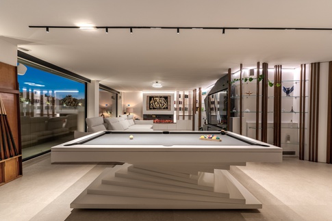 Open Space in stile moderno di 120 di MOB Architects