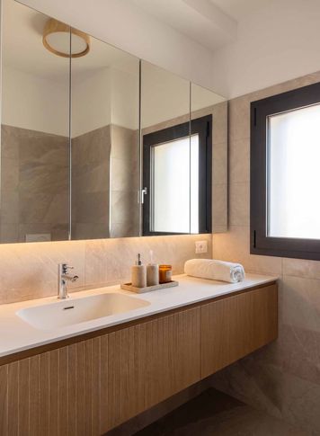 Bagno in stile moderno di 5 di STRA architects