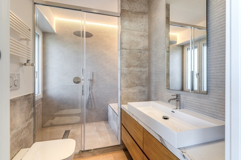 Bagno in stile contemporaneo di 4 di MOB Architects