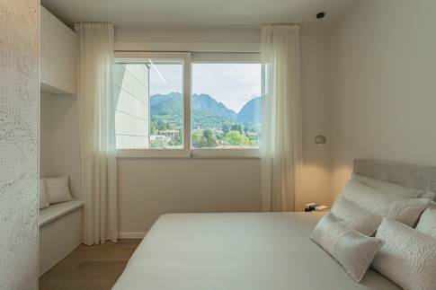 Camera da Letto in stile glamour di 12 di Alessandra Parolini Studio