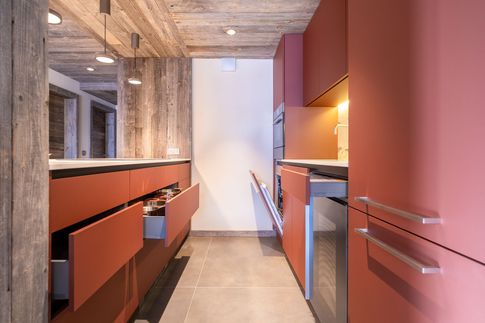 Cucina in stile moderno di 35 di Design Alpino