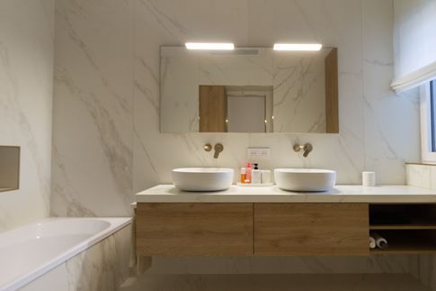 Bagno in stile contemporaneo di 9 di Vincenzo Castaldo Architetto