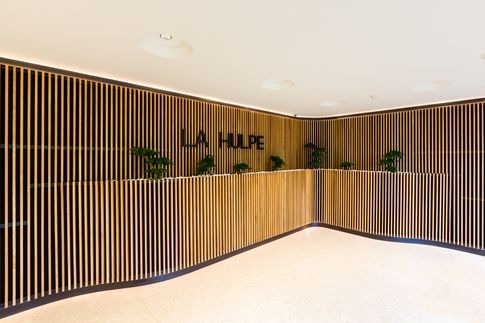 Ingresso in stile contemporaneo di 200 di Frame Farm - Architecture & Design