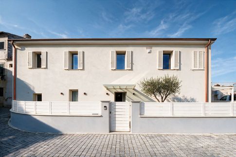 Facciata in stile contemporaneo di 220 di SaturninoStudio Architecture and Design