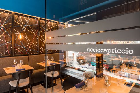 Sala da Pranzo in stile moderno di 50 di Frame Farm - Architecture & Design Sala da Pranzo in stile moderno di 50 di Frame Farm - Architecture & Design