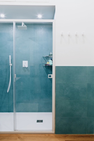 Bagno in stile contemporaneo di 8 di Valentina Solera Architetto