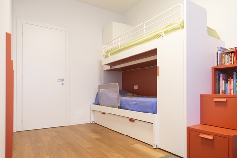 Cameretta Bambini in stile contemporaneo di 16 di Serena Trentarossi Architetto