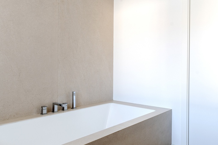 Bagno in stile moderno di 7 di L2 architecture + interior design