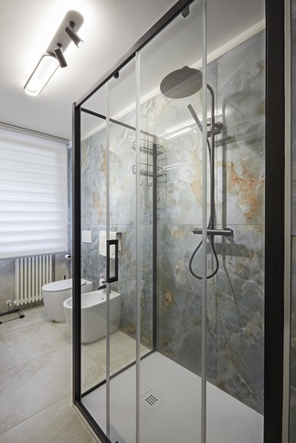 Bagno in stile contemporaneo di 7 di Arar Studio di Arar Muna Isabella Bagno in stile contemporaneo di 7 di Arar Studio di Arar Muna Isabella