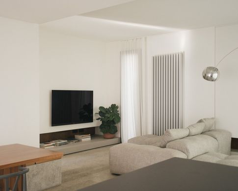 Soggiorno in stile minimal di 30 di Didonè Comacchio Architects