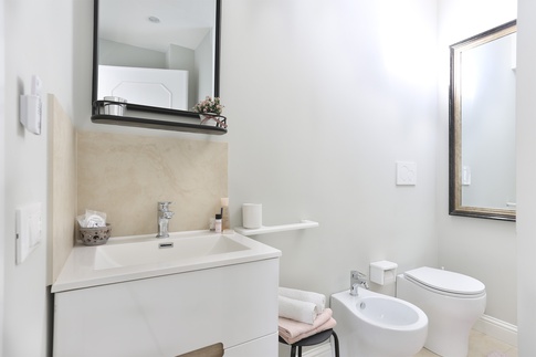 Bagno in stile contemporaneo di 6 di Simone Lenzini Architetto Bagno in stile contemporaneo di 6 di Simone Lenzini Architetto