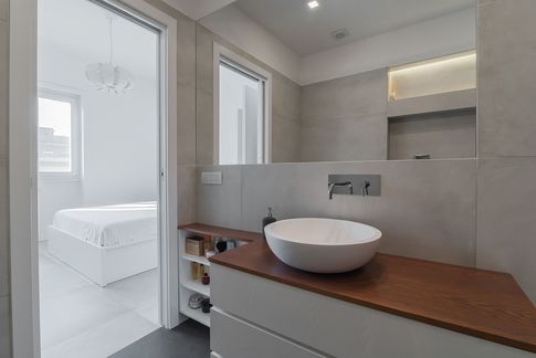 Bagno in stile contemporaneo di 5 di Rossella Fiorillo architetto