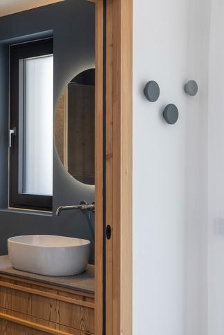 Bagno in stile minimal di 10 di Arredamenti Andalo