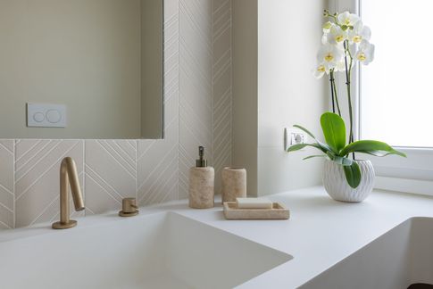 Bagno in stile contemporaneo di 6 di Archifacturing - Sara Cimarelli & Giorgio Opolka