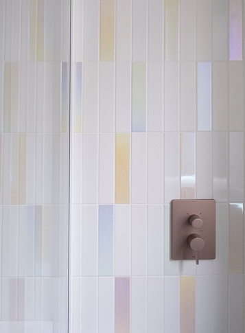 Bagno in stile contemporaneo di 5 di Michela Cordisco Studio Bagno in stile contemporaneo di 5 di Michela Cordisco Studio