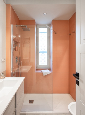 Bagno in stile minimal di 4 di Architetto Sara Edalatkhah