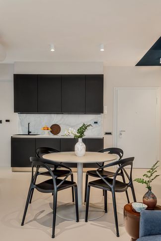 Open Space in stile minimal di 28 di Sofia Carta Studio