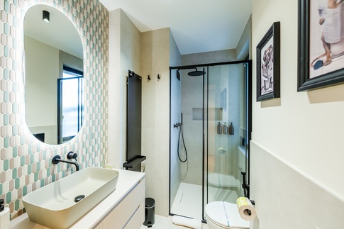 Bagno in stile contemporaneo di 3 di FCInteriorDesignStudio |