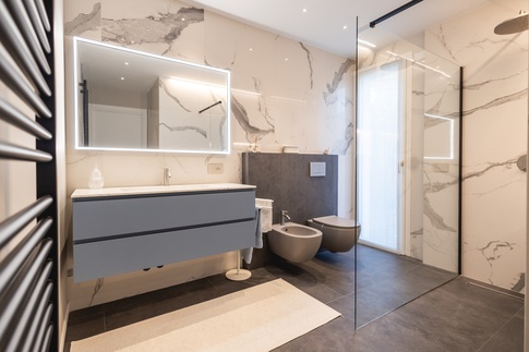 Bagno in stile contemporaneo di 6 di Architetto Zavagnini Daniele
