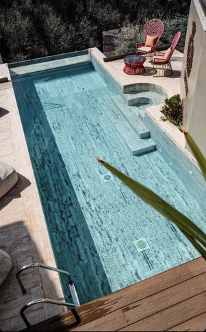 Piscina in stile contemporaneo di 8000 di EmmePi Architettura