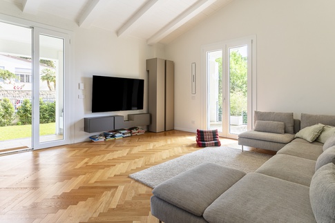 Soggiorno in stile contemporaneo di 45 di Lorenzo Rossi Architetto