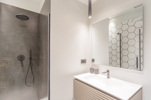 Bagno in stile moderno di 4 di Alessandra Parolini Studio