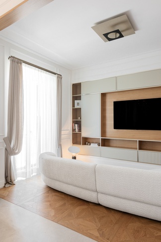 Soggiorno in stile classico di 40 di Caprioli Architetti