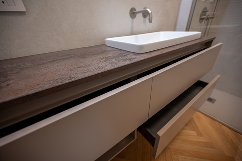 Bagno in stile contemporaneo di 6 di Colab Design Bagno in stile contemporaneo di 6 di Colab Design