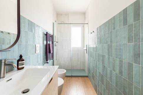 Bagno in stile industriale di 4 di Arch.j Floriana Ferraioli